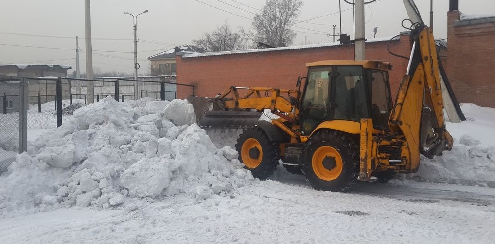 Экскаватор погрузчик для уборки снега и погрузки в самосвалы для вывоза в Славянске-на-Кубани