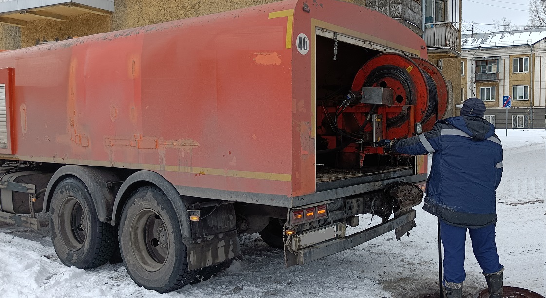 Каналопромывочная машина и работник прочищают засор в канализационной системе в Сочи