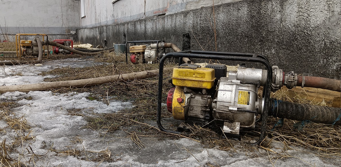 Откачка мотопомпами талой воды из подвала дома в Новороссийске
